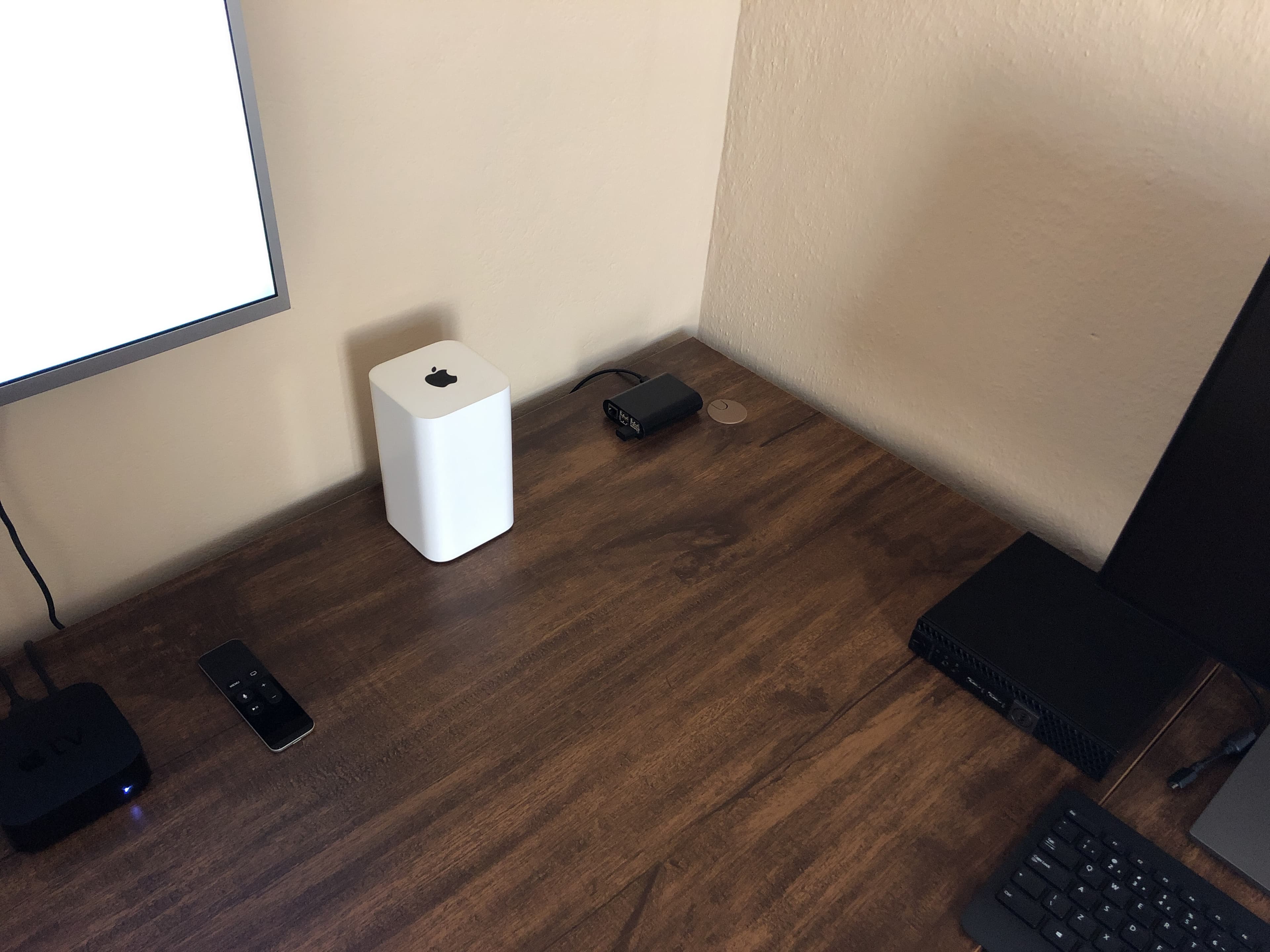 Raspberry Pi 2 (Model B) ao centro da imagem: o hardware utilizado como servidor, hospedando e
gerenciando todo o serviço ofertado durante cerca de 1 ano.